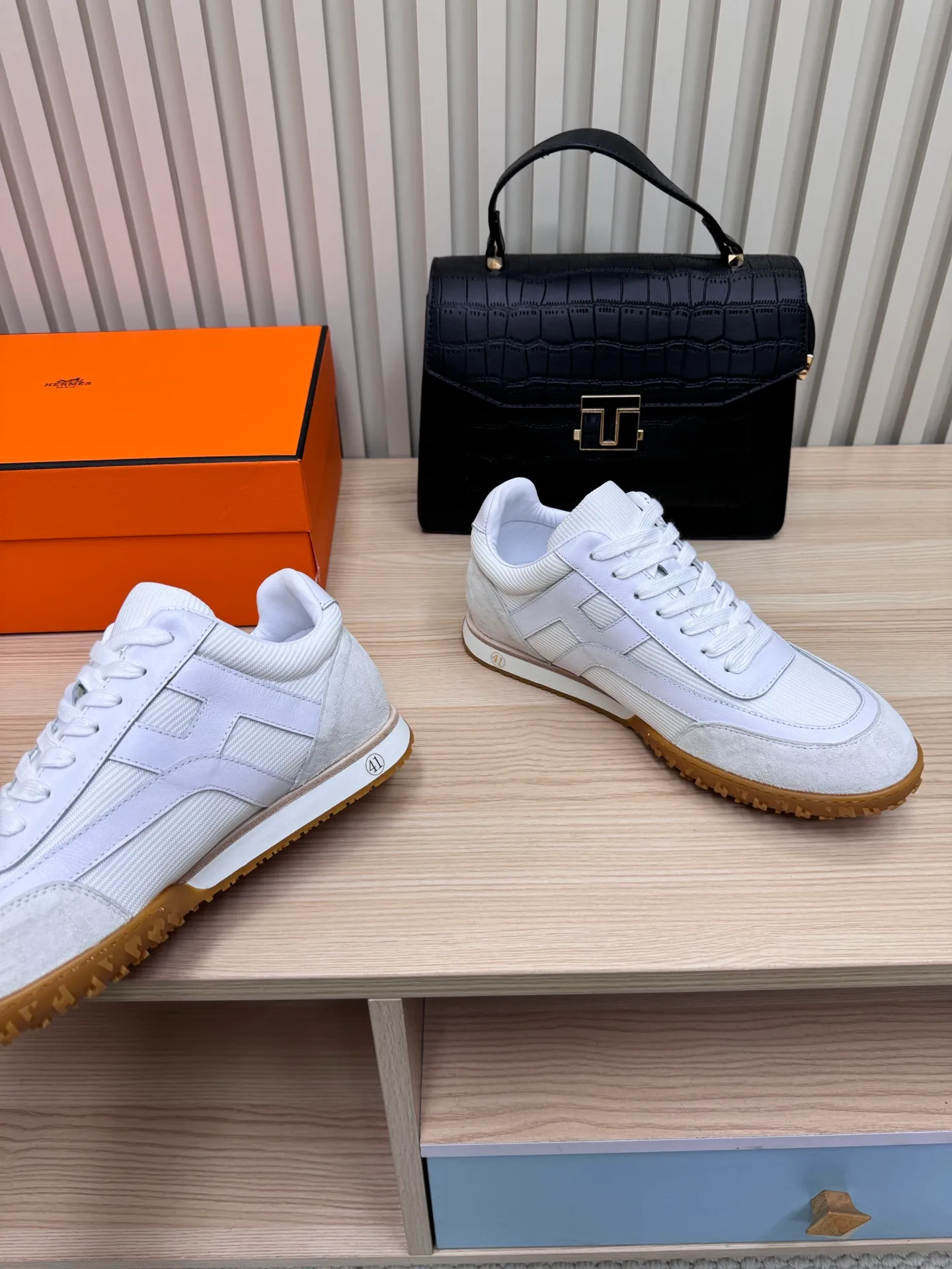 👟👟Ex-factory price 600👟👟 Hermes / Top version #couple style 24ss casual sneakers Suede goatskin sneakers decorated with contrasting patterns and iconic "H" details, beautifully packaged at the delivery counter🛍📦 Fabric: suede + down cloth Lining: mixed sheep lining Outsole: original TPU Bottom thickness: 2CM Size: 35-45